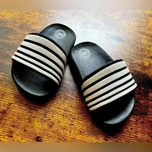 Wonder Nation | little boy slides. Size: 3 - Picture 1 of 10